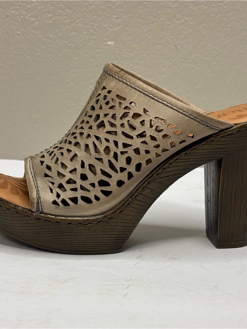 Born Taupe Laser-Cut Leather Platform Mule 4” Comfort Heels Size US 6 Like New